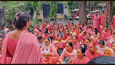 Asha workers protesting at civil surgeon office in Ludhiana on Thursday. (HT Photo)