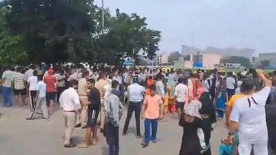 Police received information about the protest on the emergency helpline number 112, and rushed to the spot along with senior officers and counselled the aggrieved family. (HT Photos) Police received information about the protest on the emergency helpline number 112, and rushed to the spot along with senior officers and counselled the aggrieved family. (HT Photos)