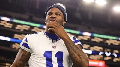 Micah Parsons requested a trade in one of the multiple escalatory landmarks in the ongoing staredown with the Dallas Cowboys' owner over his contract. (AP) Micah Parsons requested a trade in one of the multiple escalatory landmarks in the ongoing staredown with the Dallas Cowboys' owner over his contract. (AP)
