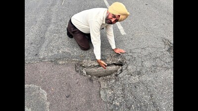 The crater on Delhi-Amritsar national highway near Samrala Chowk in Khanna on Thursday. (HT Photo)