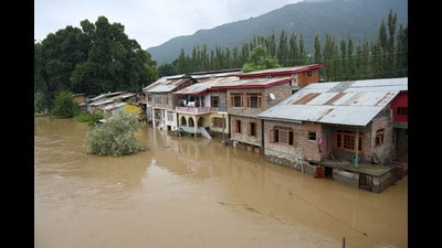 The flood threat abated in Kashmir after weather improved and water levels in river Jhelum started to recede on Thursday but the authorities said that next two weeks were crucial owing to the unexpected nature of monsoons. (Waseem Andrabi/ HT) The flood threat abated in Kashmir after weather improved and water levels in river Jhelum started to recede on Thursday but the authorities said that next two weeks were crucial owing to the unexpected nature of monsoons. (Waseem Andrabi/ HT)
