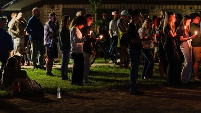 Mourners take part in a vigil at Lynnhurst Park following a shooting earlier in the day at Annunciation Church in Minneapolis, Minnesota, U.S. August 27, 2025.  REUTERS/Tim Evans (REUTERS)