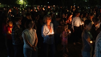 Mourners holding candles gathered at Lynnhurst Park on the evening of August 27 to honor the victims of the Annunciation Church shooting in Minneapolis. REUTERS/Tim Evans (REUTERS)
