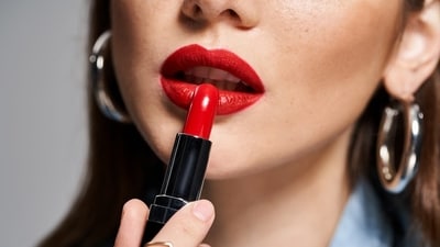 How to keep your lipstick stay long (Shutterstock) How to keep your lipstick stay long (Shutterstock)