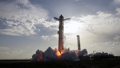 A SpaceX Super Heavy booster carrying the Starship spacecraft lifts off on its 10th test flight at the company's launch pad in Starbase, Texas, U.S., August 26, 2025. (REUTERS) A SpaceX Super Heavy booster carrying the Starship spacecraft lifts off on its 10th test flight at the company's launch pad in Starbase, Texas, U.S., August 26, 2025. (REUTERS)