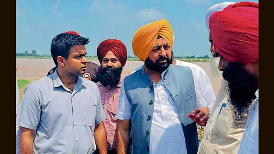 Cabinet minister Hardeep Singh Mundian and deputy commissioner Himanshu Jain (left) at Sasrali colony in Ludhiana on Thursday. (HT Photo)