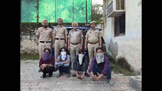 Police said the gang exploited the identity of poor rickshaw drivers to win people’s trust and mainly targeted women and the elderly. (HT Photo)