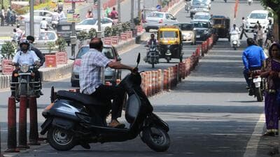 A two-wheeler rider take a U-turn to avoid being penalised for not wearing a helmet in Bhopal. (HT File Photo) A two-wheeler rider take a U-turn to avoid being penalised for not wearing a helmet in Bhopal. (HT File Photo)