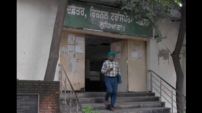 According to officials, around five lakh RCs and DLs await printing across the state. (HT Photo) According to officials, around five lakh RCs and DLs await printing across the state. (HT Photo)