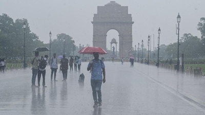 The heavy rainfall also resulted in traffic snarls in key traffic routes. (Raj K Raj/ HT Photo) The heavy rainfall also resulted in traffic snarls in key traffic routes. (Raj K Raj/ HT Photo)