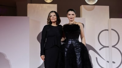 Eve Hewson poses with her mother, Ali Hewson, on the red carpet for the screening of Jay Kelly. (REUTERS)