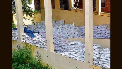 Foodgrain sacks placed on railings amid shortage of space at the social security, women and child development centre in Shimlapuri on Friday. (Manish/HT) Foodgrain sacks placed on railings amid shortage of space at the social security, women and child development centre in Shimlapuri on Friday. (Manish/HT)