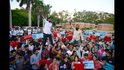 Independent candidate Mohit Manderna, who is vying for the joint secretary’s post; and (right) NSUI presidential candidate Prabhjot Gill campaigning at PU on Friday. (Ravi Kumar/HT) Independent candidate Mohit Manderna, who is vying for the joint secretary’s post; and (right) NSUI presidential candidate Prabhjot Gill campaigning at PU on Friday. (Ravi Kumar/HT)