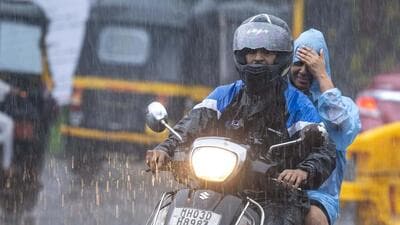 Motorists travel amid rain in Vikhroli (Satish Bate/ Hindustan Times) Motorists travel amid rain in Vikhroli (Satish Bate/ Hindustan Times)