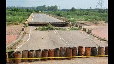 The road connecting Alipur industrial area to Khatauli village in Panchkula. (Sant Arora/HT) The road connecting Alipur industrial area to Khatauli village in Panchkula. (Sant Arora/HT)
