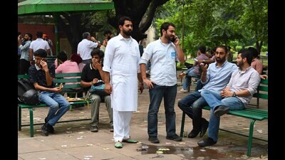 The university is slowly seeing students switch from kurta pyjamas to a more casual look. (Keshav Singh/HT) The university is slowly seeing students switch from kurta pyjamas to a more casual look. (Keshav Singh/HT)
