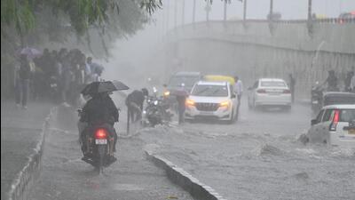 Traffic chaos on the waterlogged NH-24 near Mayur Vihar Phase-2 after the rain on Friday morning. (Ajay Aggarwal/HT photo)