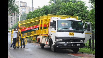 Traffic police carrying a traffic barrier for route diversion. (Sunil Ghosh/HT Photo) Traffic police carrying a traffic barrier for route diversion. (Sunil Ghosh/HT Photo)