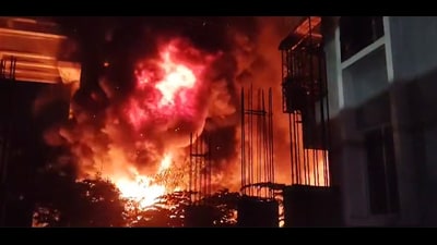 Upon alert, 9 fire tenders and teams from Katraj, Sinhgad Road, Narhe, and other areas were deployed. Firefighters worked tirelessly for several hours to bring the flames under control. (HT PHOTO)