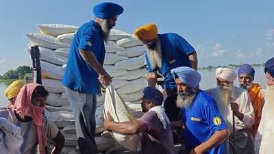 Volunteers distributing relief material to the flood victims in Gurdaspur on Friday. (HT) Volunteers distributing relief material to the flood victims in Gurdaspur on Friday. (HT)