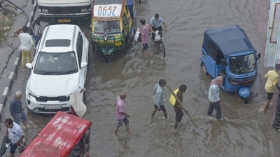 Ghaziabad: Heavy traffic amid rain and water logging at Lal Kuan (Photo by Sakib Ali) Ghaziabad: Heavy traffic amid rain and water logging at Lal Kuan (Photo by Sakib Ali)