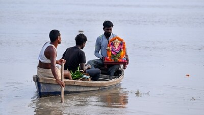 Many devotees have already started the immersion of Ganapati idols on the second day itself, instead of waiting for the traditional fifth, seventh or tenth day. (Sunil Ghosh / Hindustan Times) Many devotees have already started the immersion of Ganapati idols on the second day itself, instead of waiting for the traditional fifth, seventh or tenth day. (Sunil Ghosh / Hindustan Times)