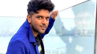 Guru Randhawa sparked controversy with the release of the music video of his new song Azul. Guru Randhawa sparked controversy with the release of the music video of his new song Azul.