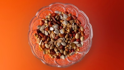 Discover the right way to consume nuts and seeds according to nutritionist Khushi Chhabra's comprehensive guide. (Unsplash) Discover the right way to consume nuts and seeds according to nutritionist Khushi Chhabra's comprehensive guide. (Unsplash)