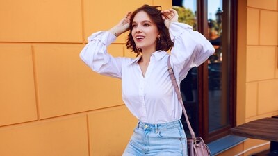 The ultimate shirt guide: 7 fashion tricks everyone should know; tuck it, roll it or button it up (Freepik)