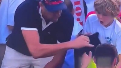 The video from US Open showed the grown man take the cap from the kid, which Kamil Majchrzak had given him. (X/@KoneserUnii) The video from US Open showed the grown man take the cap from the kid, which Kamil Majchrzak had given him. (X/@KoneserUnii)