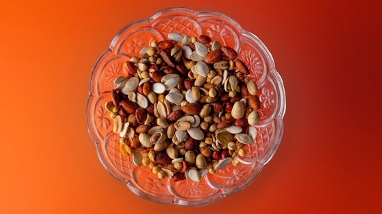 Discover the right way to consume nuts and seeds according to nutritionist Khushi Chhabra's comprehensive guide. (Unsplash)