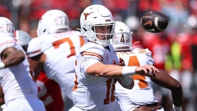 Arch Manning #16 of the Texas Longhorns throws a first-half pass while playing the Ohio State Buckeyes (Getty Images via AFP) Arch Manning #16 of the Texas Longhorns throws a first-half pass while playing the Ohio State Buckeyes (Getty Images via AFP)