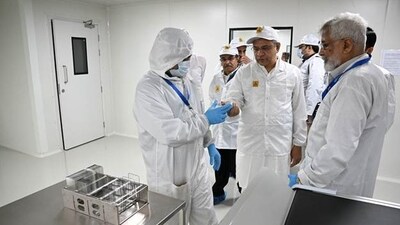 Union Minister Ashwini Vaishnaw (centre) at Optiemus-Corning's tempered glass manufacuturing facility in Noida on Saturday, 30 August 2025. (PIB) Union Minister Ashwini Vaishnaw (centre) at Optiemus-Corning's tempered glass manufacuturing facility in Noida on Saturday, 30 August 2025. (PIB)