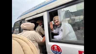 Cops detained more than 100 volunteers and also took Jagmohan Singh Raju into custody. He was released after four hours. (HT) Cops detained more than 100 volunteers and also took Jagmohan Singh Raju into custody. He was released after four hours. (HT)