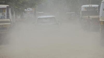 Dust on Loha Mandi Road in Ghaziabad. (Sakib Ali/HT Photo) Dust on Loha Mandi Road in Ghaziabad. (Sakib Ali/HT Photo)