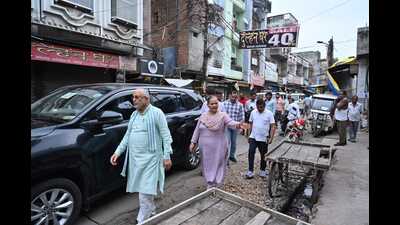 Finance minister and in-charge minister of Lucknow Suresh Kumar Khanna inspecting the Ganesh ganj area. (SOURCED)