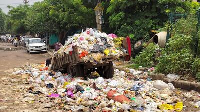 Garbage on the Gurugram Sector 5 road on Saturday. (Parveen Kumar/HT Photo) Garbage on the Gurugram Sector 5 road on Saturday. (Parveen Kumar/HT Photo)