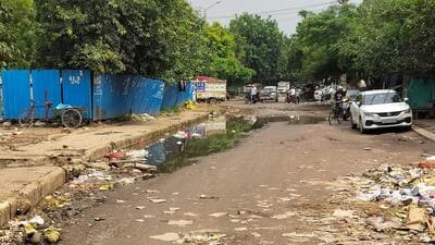 Garbage on the Gurugram Sector 5 road on Saturday. (Parveen Kumar/HT Photo) Garbage on the Gurugram Sector 5 road on Saturday. (Parveen Kumar/HT Photo)