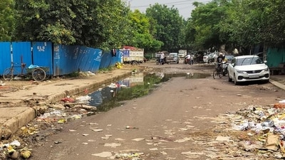 Garbage on the Gurugram Sector 5 road on Saturday. (Parveen Kumar/HT Photo) Garbage on the Gurugram Sector 5 road on Saturday. (Parveen Kumar/HT Photo)