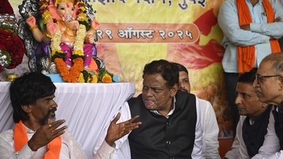Mumbai, India - Aug. 30, 2025: A high level government delegation headed by Justice Sandeep Shinde (retired) interacting with Manoj Jarange patil during maratha reservation protest at Azad Maidan, in Mumbai, India, on Saturday, August 30, 2025. (Photo by Anshuman Poyrekar/Hindustan Times) (Anshuman Poyrekar/HT Photo)