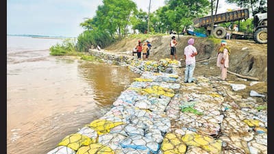 Work underway in Dhulewal village of Ludhiana on Saturday. (HT) Work underway in Dhulewal village of Ludhiana on Saturday. (HT)