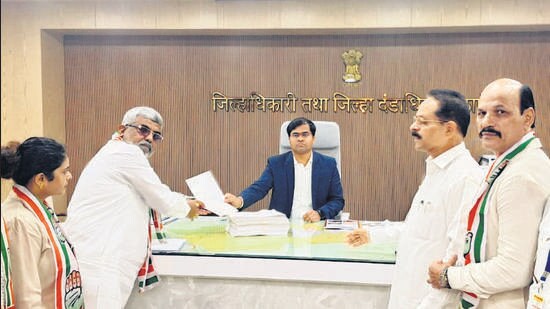 A Congress delegation submitted a written representation to the Thane Collector on August 24. (Photo by Bachchan Kumar/ HT PHOTO) (HT PHOTO)