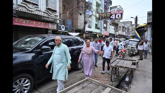 Finance minister and in-charge minister of Lucknow Suresh Kumar Khanna inspecting the Ganesh ganj area. (SOURCED)