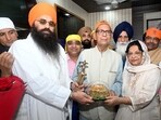 Haryana governor Ashim Kumar Ghosh, along with his wife Mitra Ghosh, paid obeisance at the historic gurdwara Nada Sahib in Panchkula on Sunday (HT Photo) Haryana governor Ashim Kumar Ghosh, along with his wife Mitra Ghosh, paid obeisance at the historic gurdwara Nada Sahib in Panchkula on Sunday (HT Photo)