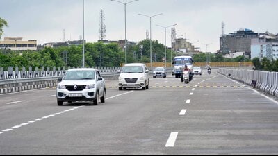 A group of employees, formerly associated with a firm that executed the  ₹756-crore elevated highway project, alleges that crash barrier hasn’t been installed on central median. (Manish/HT)