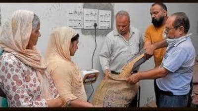 According to official data, the district had earlier had 18,09,609 ration cards in May, a number which has steeply dropped to 17,00,061 in August, removing around 1.09 lakh beneficiaries. (HT File) According to official data, the district had earlier had 18,09,609 ration cards in May, a number which has steeply dropped to 17,00,061 in August, removing around 1.09 lakh beneficiaries. (HT File)