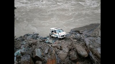 An ambulance being pulled out from the Beas river on the Chandigarh-Manali highway on Sunday. (Birbal Sharma/HT)