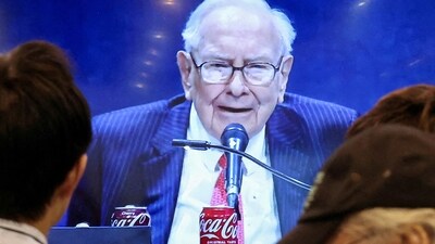 Warren Buffett avoids health fads, focusing on sleep, walks, and the bridge. REUTERS/Brendan McDermid/File Photo (REUTERS)