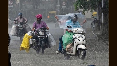 Commuters caught in the rain in Chandigarh on Sunday. (Keshav Singh/HT) Commuters caught in the rain in Chandigarh on Sunday. (Keshav Singh/HT)