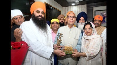 Haryana governor Ashim Kumar Ghosh, along with his wife Mitra Ghosh, paid obeisance at the historic gurdwara Nada Sahib in Panchkula on Sunday (HT Photo)